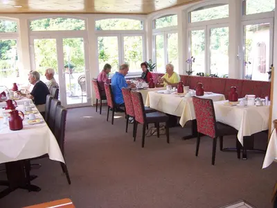 Ein Restaurant oder anderes Speiselokal in der Unterkunft Hotel Moselterrasse