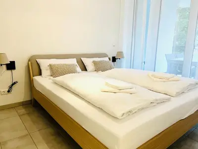 Ein Bett oder Betten in einem Zimmer der Unterkunft BIG bis zu 10 Gästen Moselblick ad Reichsburg 100m Marktplatz