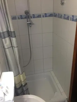 Ein Badezimmer in der Unterkunft Mosel-Pension Gästehaus Christiane, Brodenbach