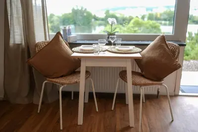 Ein Sitzbereich in der Unterkunft Boho Stil Wohnung mit Flussblick nahe Stadtzentrum