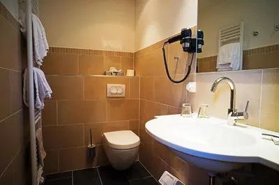 Ein Badezimmer in der Unterkunft NaturPurHotel Maarblick
