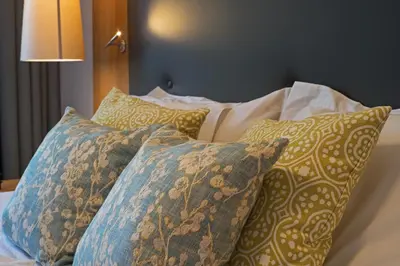 Ein Bett oder Betten in einem Zimmer der Unterkunft NaturPurHotel Maarblick