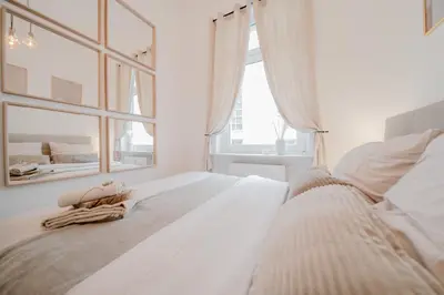 Ein Bett oder Betten in einem Zimmer der Unterkunft LLR Design Apartment - Sienna Beige im Zentrum von Koblenz