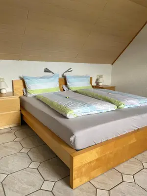 Ein Bett oder Betten in einem Zimmer der Unterkunft Ferienwohnung Weingut Sanders & Sanders