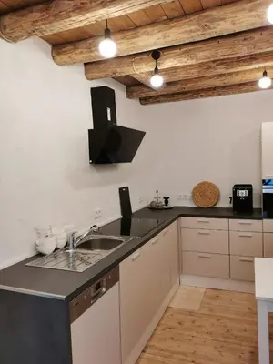 Küche/Küchenzeile in der Unterkunft Das Kirch24 - DAS Ferienhaus in Heidenburg