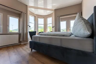 Ein Bett oder Betten in einem Zimmer der Unterkunft Moselresidenz Bellevue Alf Apartment Moselblick
