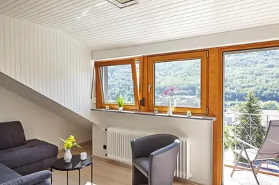 Ein Sitzbereich in der Unterkunft Ferienwohnung Mendgen mit Panoramablick