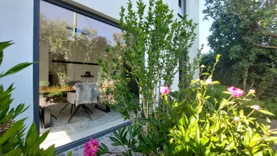 Ein Garten an der Unterkunft Adenauer Zwölf - Das 5 Sterne Ferienhaus mit Sauna und Garten am Eifelsteig