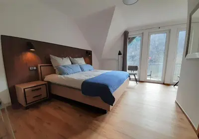 Ein Bett oder Betten in einem Zimmer der Unterkunft Haus Moselliebe - Charmantes Frühstücks Zimmer mit Balkon und Blick auf die Mosel. Raucherfreihaus