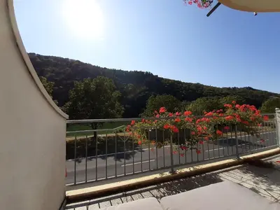 Ein allgemeiner Bergblick oder ein Berglick von der Pension aus