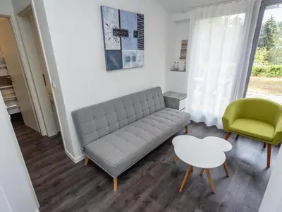 Ein Sitzbereich in der Unterkunft Bungalow auf dem Campingpark Waxweiler
