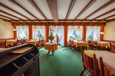 Ein Restaurant oder anderes Speiselokal in der Unterkunft Hotel Burgfrieden