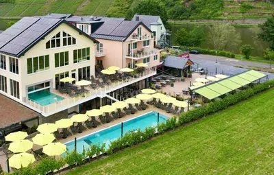 Der Swimmingpool an oder in der Nähe von Mosel Village Resort