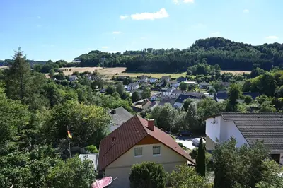 Ein allgemeiner Bergblick oder ein Berglick von der Ferienwohnung aus