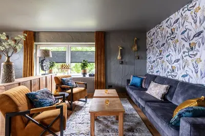 Ein Sitzbereich in der Unterkunft Einzigartige Traumwohnung mit Whirlpool & Sauna bietet Luxus und Erholung
