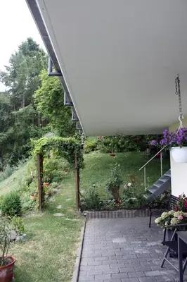 Ein Garten an der Unterkunft Auf dem Kleeberg