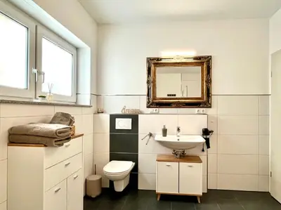 Ein Badezimmer in der Unterkunft Ferienwohnung Moseltraum, 1-6 Pers, mit 3 Schlafzimmer und Panoramabalkon