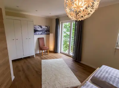 Ein Bett oder Betten in einem Zimmer der Unterkunft Ferienhaus Moselhöhe - 2023 neu renoviert, mit Design-Ausstattung & großem Garten