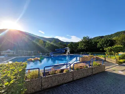 Der Swimmingpool an oder in der Nähe von Ferienwohnung im ehemaligen Gesindehaus