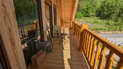Ein Balkon oder eine Terrasse in der Unterkunft Waldzeit Lodge - Ferienwohnung Eule