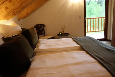 Ein Bett oder Betten in einem Zimmer der Unterkunft Waldzeit Lodge - Ferienwohnung Eule