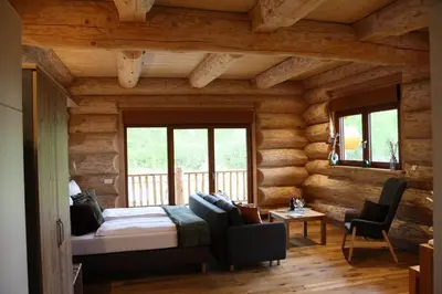 Ein Sitzbereich in der Unterkunft Waldzeit Lodge - Ferienwohnung Hase