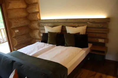 Ein Bett oder Betten in einem Zimmer der Unterkunft Waldzeit Lodge - Ferienwohnung Fuchs