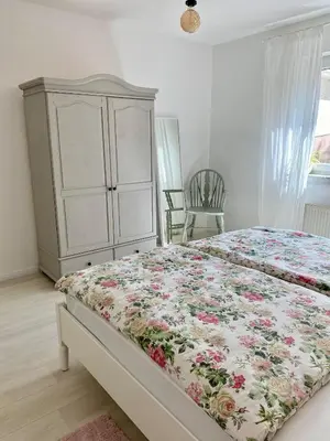 Ein Bett oder Betten in einem Zimmer der Unterkunft Ferienwohnung Zum Nussbaum - Landhausstil & Moseltalblick