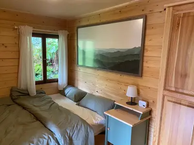 Ein Bett oder Betten in einem Zimmer der Unterkunft Autarke, idyll. Hütte mit Kamin+Aussicht