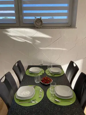 Ein Sitzbereich in der Unterkunft Ferienwohnung Zur alten Dorfschule