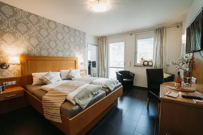 Ein Bett oder Betten in einem Zimmer der Unterkunft Wein- und Gästehaus Schwaab&Sohn