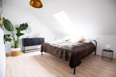 Ein Bett oder Betten in einem Zimmer der Unterkunft Design-Ferienwohnung in Kelberg am Nürburgring: Platz für 6, Küche, WiFi, Netflix