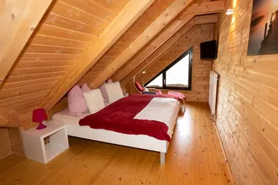 Ein Bett oder Betten in einem Zimmer der Unterkunft 5 Sterne Ferienhaus Annika mit Kamin, Seeblick und großer Terrasse