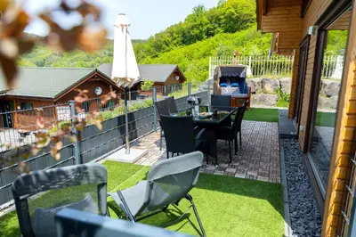 Ein Garten an der Unterkunft 5 Sterne Ferienhaus Annika mit Kamin, Seeblick und großer Terrasse