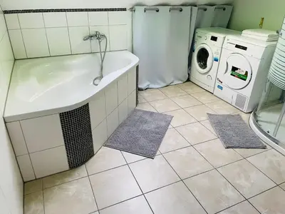 Ein Badezimmer in der Unterkunft Grill & Garten an der Loreley mit 2 Bäder & Parkplätze