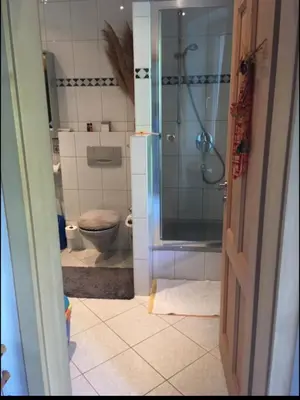 Ein Badezimmer in der Unterkunft gemütliches Zimmer in Winningen mit Garten-, Küchennutzung und Arbeitsplatz