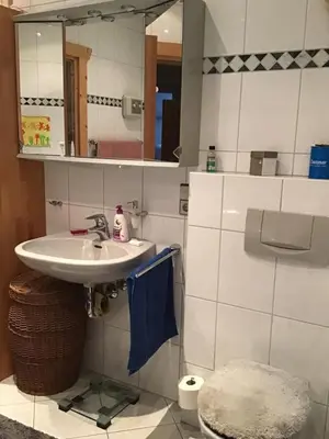 Ein Badezimmer in der Unterkunft gemütliches Zimmer in Winningen mit Garten-, Küchennutzung und Arbeitsplatz