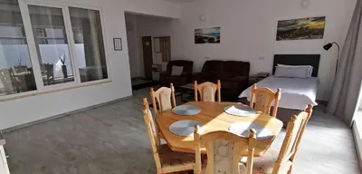 Ein Sitzbereich in der Unterkunft Ferienwohnung in Mayen
