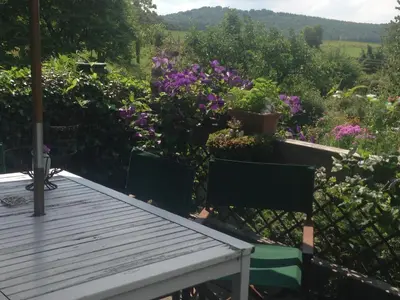 Ein allgemeiner Bergblick oder ein Berglick von des Bed & Breakfasts aus