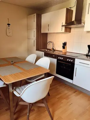 Küche/Küchenzeile in der Unterkunft Ferienwohnung Moselflair mit direktem Blick auf die Mosel und Weinberge