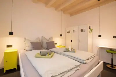 Ein Bett oder Betten in einem Zimmer der Unterkunft Modernes, ökologisches Design Ferienhaus in der Eifel Vulkaneifel I 2 Schlafzimmer, Sauna, Yoga & Kaminofen, schnelles WLAN & Arbeitsplatz