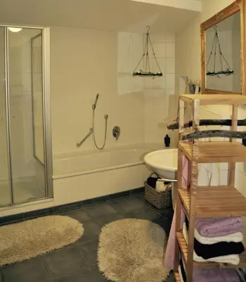 Ein Badezimmer in der Unterkunft Alte Schmiede in denkmalgeschützter Hofanlage