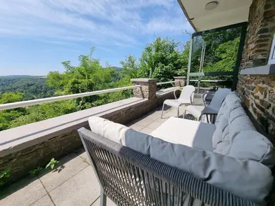 Ein Balkon oder eine Terrasse in der Unterkunft Manderscheid Ferienwohnung mit Weitblick
