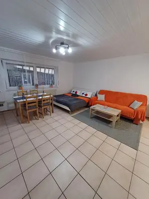 Ein Sitzbereich in der Unterkunft Ferienwohnung Neli am Rhein