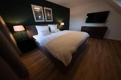 Ein Bett oder Betten in einem Zimmer der Unterkunft Eifellodge - am roten Sandberg