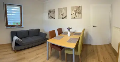 Ein Sitzbereich in der Unterkunft Ferienwohnung Nimstal