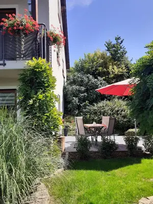 Ein Garten an der Unterkunft Ferienwohnung Nimstal
