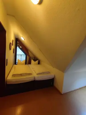 Ein Bett oder Betten in einem Zimmer der Unterkunft Panorama Oase Ferienwohnung mit Blick auf Mosel und Reichsburg