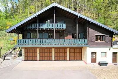Das Gebäude in dem sich das Ferienhaus befindet