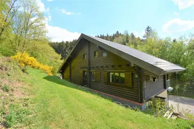 Das Gebäude in dem sich das Ferienhaus befindet